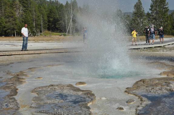 Observando fontes ferventes na área do Old Faithful, no Yellowstone National Park, em Wyoming, nos Estados Unidos